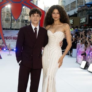 Mais comment le mari de Zendaya a-t-il sculpté ce physique hors norme ? Les détails de sa routine sportive viennent d'être dévoilés.

Tom Holland et Zendaya lors de l'avant-première de Spider-Man: Brand New Day, à Leicester Square, à Londres.

© GOFF  / BESTIMAGE