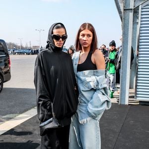 Tina Kunakey et Adèle Exarchopoulos arrivent au défilé Balenciaga Automne/Hiver 2022/2023 lors de la Fashion Week de Paris au Bourget à Paris, France, le 6 mars 2022.

Da Silva-Perusseau/Bestimage