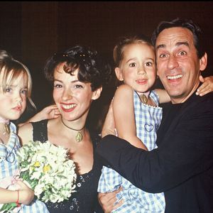 Où il avait eu la chance de recevoir un message touchant de ses trois enfants.

ARCHIVES - THIERRY ARDISSON SA FEMME BEATRICE ET SES ENFANTS AU DEFILE HAUTE COUTURE AUTOMNE HIVER 1994-1995DE GIANNI VERSACE A PARIS