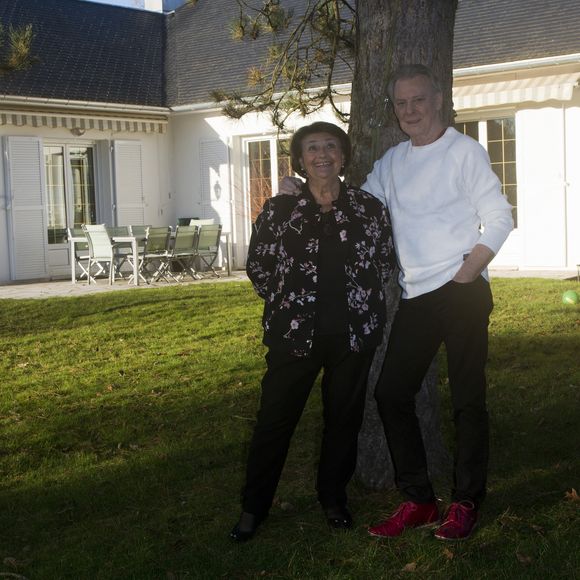 Herbert Léonard s'est éteint à l'âge de 80 ans ce dimanche 25 mars 2025.

Herbert Leonard et sa femme Cléo chez eux à Barbizon