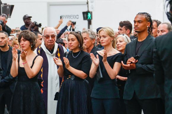 Manon Ardisson, Ninon Ardisson, Patrick Ardisson, Audrey Crespo-Mara et son fils Sekou, Gaston Ardisson  - Sorties des obsèques de Thierry Ardisson en l’église Saint-Roch de Paris, France, le 17 juillet 2025. © Clovis-Jacovides/Bestimage