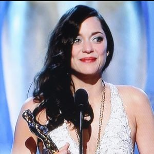 Marion Cotillard reçoit l'Oscar de la Meilleure Actrice pour le film "La Môme", en 2008 à Hollywood.

© Bestimage