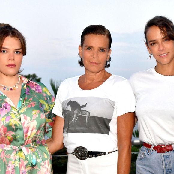 La fille de Stéphanie de Monaco consultante pour Canal+

Exclusif - Camille Gottlieb, la princesse Stéphanie de Monaco et Pauline Ducruet durant la traditionnelle soirée d'été de Fight Aids Monaco au Sporting Club de Monaco. © Bruno Bebert/Bestimage