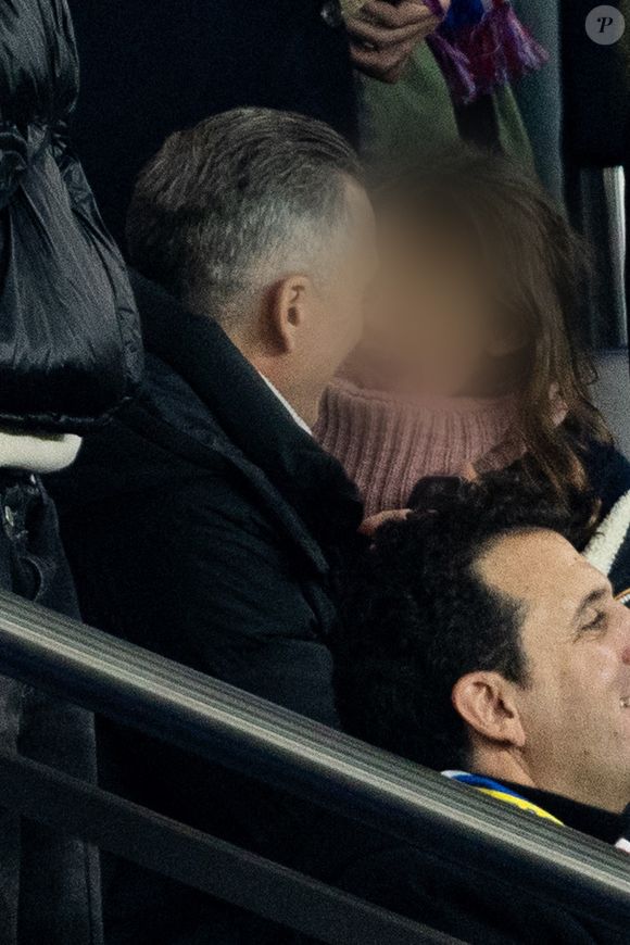 Guillaume Canet et ses enfants Marcel et Louise dans les tribunes du match de qualification de la Coupe du monde 2026 entre la France contre l'Ukraine (4-0) au Parc des Princes à Paris le 13 novembre 2025. © Cyril moreau/Bestimage