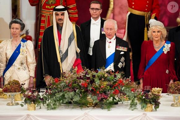 Le roi Charles III d'Angleterre et Camilla Parker Bowles, reine consort d'Angleterre, la princesse Anne - L'émir du Qatar Tamim ben Hamad Al-Thani et sa femme Jawaher bint Hamad bin Suhaim Al-Thani au dîner d'Etat au palais de Buckingham lors de sa visite d'Etat au Royaume-Uni, le 3 décembre 2024.