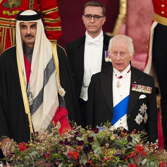 Le roi Charles III d'Angleterre et Camilla Parker Bowles, reine consort d'Angleterre, la princesse Anne - L'émir du Qatar Tamim ben Hamad Al-Thani et sa femme Jawaher bint Hamad bin Suhaim Al-Thani au dîner d'Etat au palais de Buckingham lors de sa visite d'Etat au Royaume-Uni, le 3 décembre 2024.