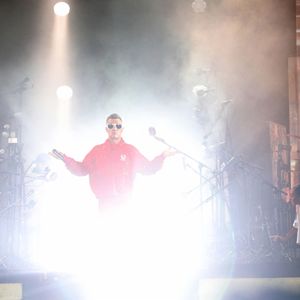Le syndrome Gilles de la Tourette se manifeste par des tics moteurs ou sonores, qui peuvent être associés à d'autres troubles, indique l'Institut du cerveau. En France, une personne sur 200 est touchée par cette maladie.

Robbie Williams a illuminé la scène à Athènes avec une performance live spectaculaire au Panathenaic Stadium. Backgrid UK / Bestimage