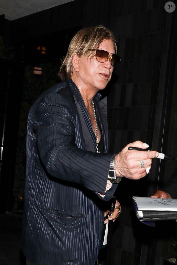 Mickey Rourke à la sortie du restaurant "Catch" à Los Angeles, le 19 juin 2022.