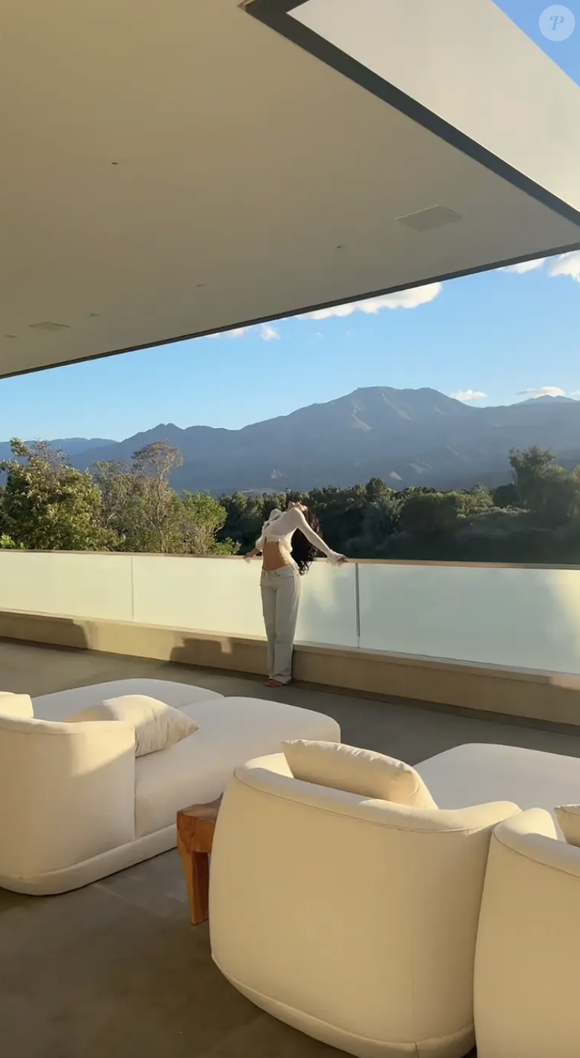 Pour clore la visite, Kylie Jenner a dévoilé un balcon offrant une vue spectaculaire sur les montagnes californiennes. Un panorama à couper le souffle.