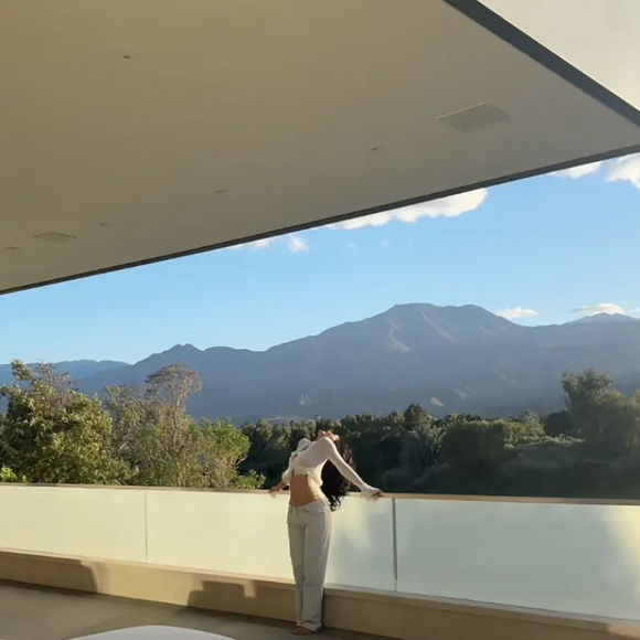 Pour clore la visite, Kylie Jenner a dévoilé un balcon offrant une vue spectaculaire sur les montagnes californiennes. Un panorama à couper le souffle.