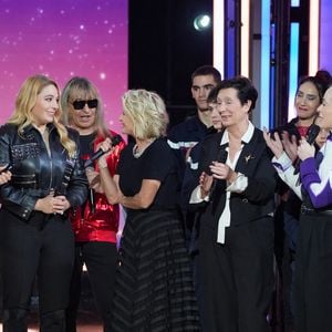 Sophie Davant, Nagui, Santa (marraine de l'édition 2025), Laurence Tiennot-Herment, Delphine Ernotte, Collectif Métissé lors de la deuxième soirée de la 39ème édition du Téléthon sur France 2 aux Studios du Lendit à Saint-Denis, France, le 6 décembre 2025. Les trente heures du Téléthon 2025 s'achèvent sur un compteur de 83,5 millions d'euros. © Anne-Sophie Guebey/Bestimage