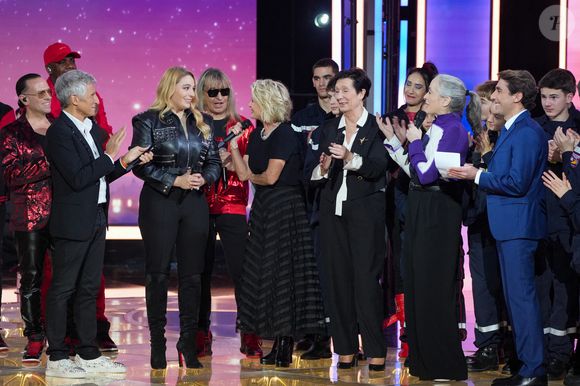 Sophie Davant, Nagui, Santa (marraine de l'édition 2025), Laurence Tiennot-Herment, Delphine Ernotte, Collectif Métissé lors de la deuxième soirée de la 39ème édition du Téléthon sur France 2 aux Studios du Lendit à Saint-Denis, France, le 6 décembre 2025. Les trente heures du Téléthon 2025 s'achèvent sur un compteur de 83,5 millions d'euros. © Anne-Sophie Guebey/Bestimage