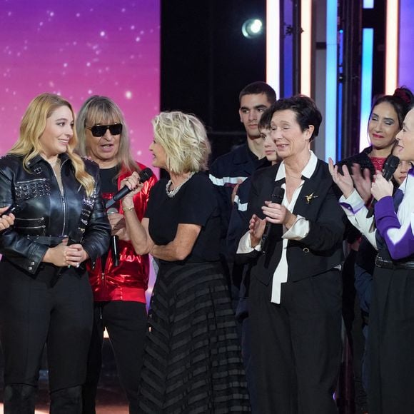 Sophie Davant, Nagui, Santa (marraine de l'édition 2025), Laurence Tiennot-Herment, Delphine Ernotte, Collectif Métissé lors de la deuxième soirée de la 39ème édition du Téléthon sur France 2 aux Studios du Lendit à Saint-Denis, France, le 6 décembre 2025. Les trente heures du Téléthon 2025 s'achèvent sur un compteur de 83,5 millions d'euros. © Anne-Sophie Guebey/Bestimage