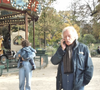 Les fenêtres de son appartement donnent directement sur le parc Monceau.

Didier Barbelivien déambule dans le parc Monceau le 6 janvier 2023. Photo : Youtube/DidierBarbelivien