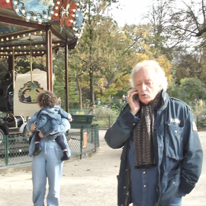 Les fenêtres de son appartement donnent directement sur le parc Monceau.
Didier Barbelivien déambule dans le parc Monceau le 6 janvier 2023. Photo : Youtube/DidierBarbelivien