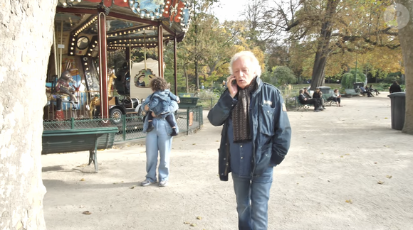 Les fenêtres de son appartement donnent directement sur le parc Monceau.

Didier Barbelivien déambule dans le parc Monceau le 6 janvier 2023. Photo : Youtube/DidierBarbelivien