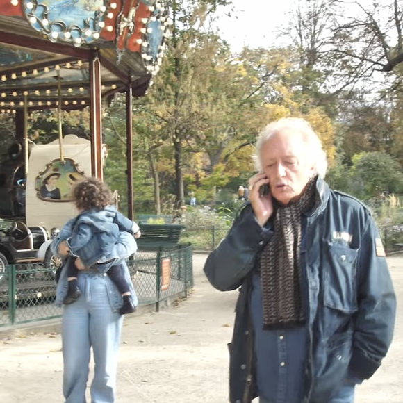 Les fenêtres de son appartement donnent directement sur le parc Monceau.

Didier Barbelivien déambule dans le parc Monceau le 6 janvier 2023. Photo : Youtube/DidierBarbelivien
