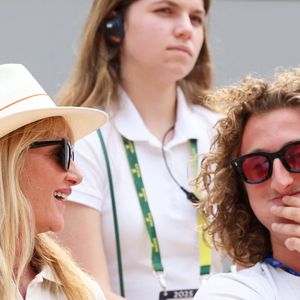 Isabelle Camus et son fils Joalukas Noah dans les tribunes lors des Internationaux de France de Tennis de Roland Garros 2025, à Paris, France, le 3 juin 2025. © Jacovides-Moreau/Bestimage