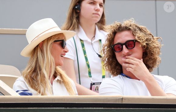 Isabelle Camus et son fils Joalukas Noah dans les tribunes lors des Internationaux de France de Tennis de Roland Garros 2025, à Paris, France, le 3 juin 2025. © Jacovides-Moreau/Bestimage