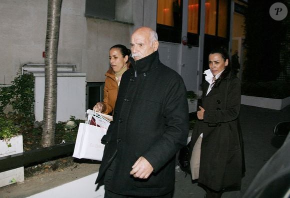 La famille de Rachida Dati, comprenant ses sœurs et son père Mbark Dati, quittant la maternité 'La Muette' à Paris, France, le 3 janvier 2009, où la ministre française de la Justice Rachida Dati a donné naissance à une petite fille, le 2 janvier. Sa fille, Zohra, est née 15 jours avant terme par césarienne dans une maternité de Paris. Photo by ABACAPRESS.COM
