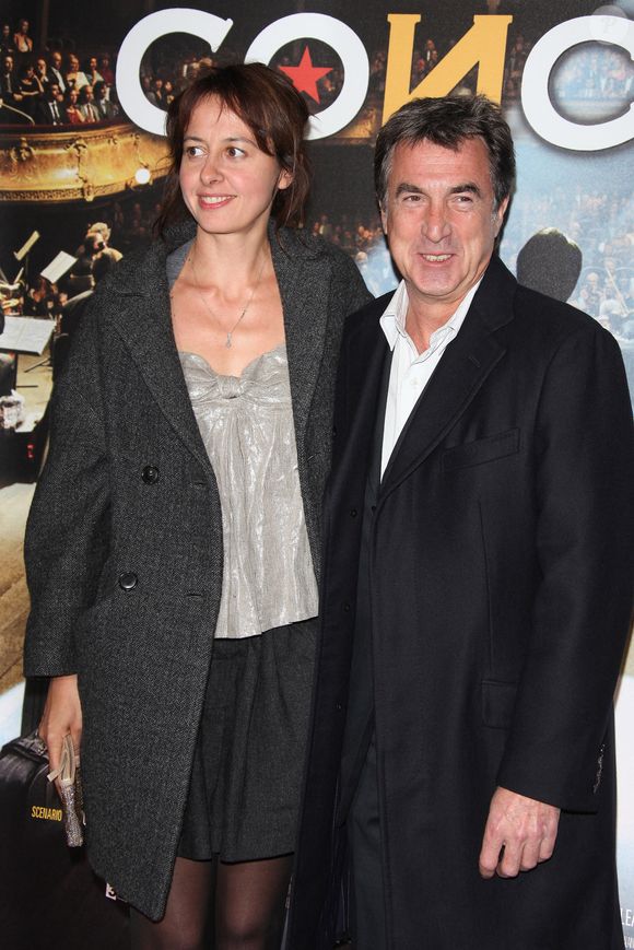 François Cluzet et son épouse Valérie Bonneton arrivent à la première du film de Radu Mihaileanu 'Le Concert' au Théâtre du Chatelet à Paris, France, le 23 octobre 2009. Photo by Denis Guignebourg/ABACAPRESS.COM