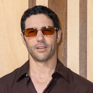 Les pièces présentées bousculent avec audace les frontières entre le vestiaire sportif et la haute couture.

Tahar Rahim - Photocall du défilé de mode Louis Vuitton Prêt à Porter Collection Homme Printemps/Été 2027 lors de la Fashion Week de Paris le 23 juin 2026.

© Olivier Borde / Bestimage