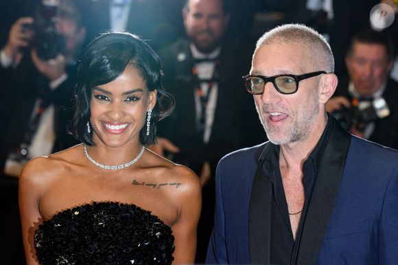 Narah Baptista et Vincent Cassel assistant à la projection de 'Parthenope' et au tapis rouge au Palais des Festivals à Cannes, France, le 21 mai 2024 dans le cadre du 77ème Festival de Cannes. Photo by Nicolas Genin/ABACAPRESS.COM