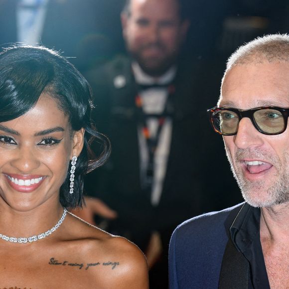Narah Baptista et Vincent Cassel assistant à la projection de 'Parthenope' et au tapis rouge au Palais des Festivals à Cannes, France, le 21 mai 2024 dans le cadre du 77ème Festival de Cannes. Photo by Nicolas Genin/ABACAPRESS.COM