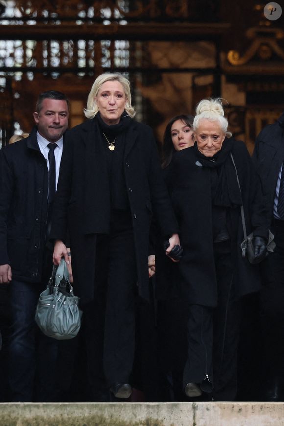Mais voilà que le lendemain de la mort du fondateur du Front National, sa fille se retrouve en photo sur le site de "Paris Match".
Marine Le Pen,  Pierrette Le Pen - Sortie de l'hommage à Jean-Marie Le Pen en l’église Notre-Dame du Val-de-Grâce à Paris le 16 janvier 2025.
© Cyril Moreau / Bestimage