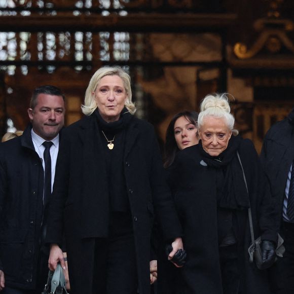 Mais voilà que le lendemain de la mort du fondateur du Front National, sa fille se retrouve en photo sur le site de "Paris Match".
Marine Le Pen,  Pierrette Le Pen - Sortie de l'hommage à Jean-Marie Le Pen en l’église Notre-Dame du Val-de-Grâce à Paris le 16 janvier 2025.
© Cyril Moreau / Bestimage