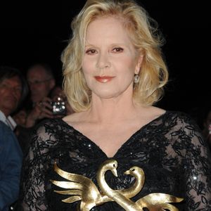 Sylvie Vartan pose avec son Cygne d'or pour l'ensemble de sa carrière lors du 25e Festival du film romantique de Cabourg à Cabourg, France, le 18 juin 2011. Photo par Mireille Ampilhac/ABACAPRESS.COM