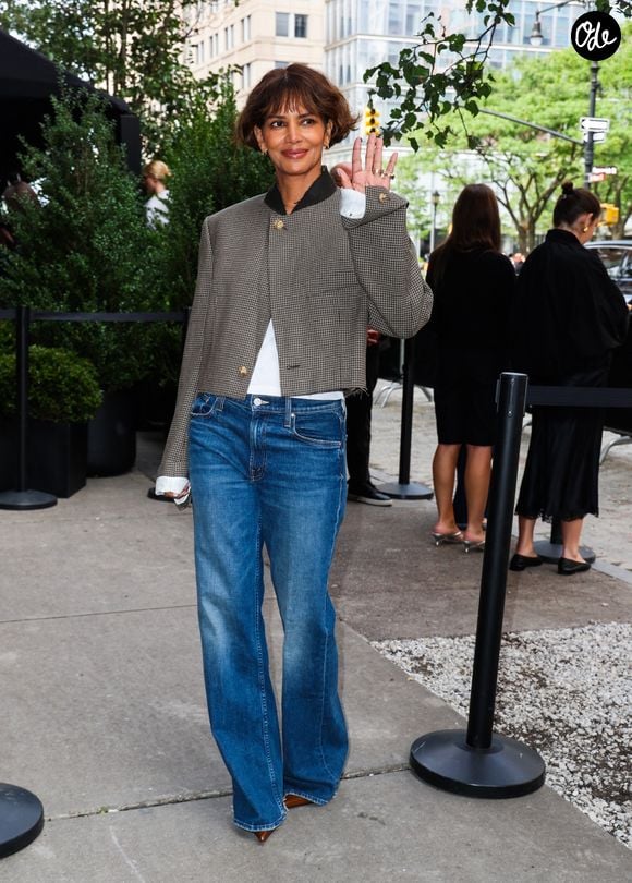 Elle a cédé au fameux "baby bob", le carré court idéal pour valoriser les ondulations.

Halle Berry arrive au "Chanel Through The Lens Luncheon" à New York.

© Bestimage