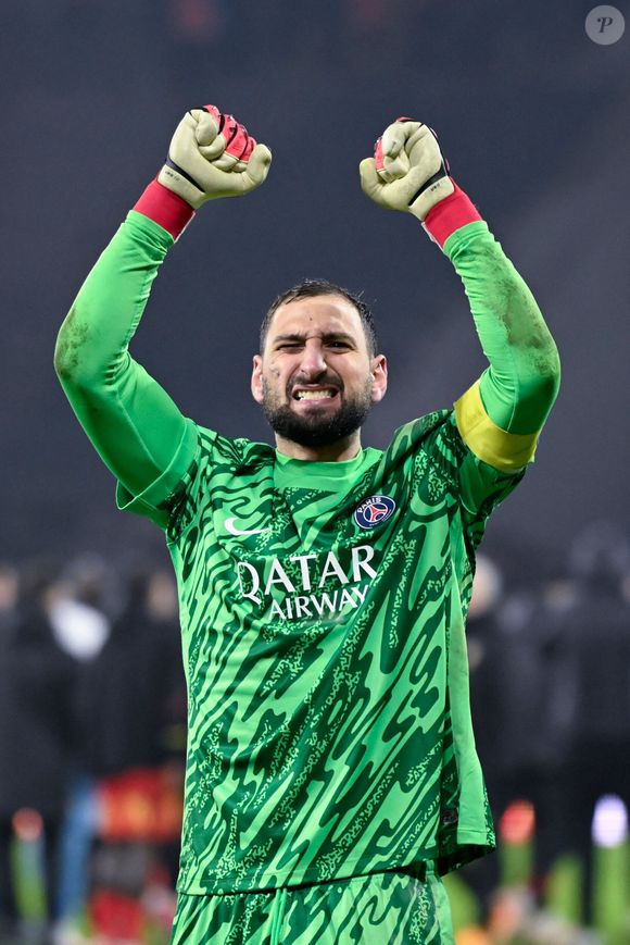 “Notre porte-bonheur ! Allez Paris”, écrit Gianluigi Donnarumma

Gianluigi Donnarumma pendant le match entre le RC Lens et le Paris Saint Germain au Stade Felix Bollaert le 18 janvier 2025 à Lens, France. © Dante Badano/PsnewZ/Bestimage