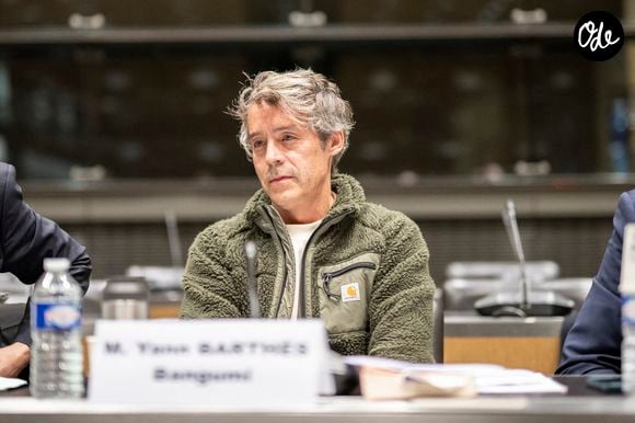 Yann Barthes pose avant son audition devant la commission d'enquête parlementaire sur les procédures d'attribution des autorisations de fréquences pour le réseau national de télévision TNT, à l'Assemblée nationale à Paris, le 27 mars 2024. Photo : Eliot Blondet/ABACAPRESS.COM