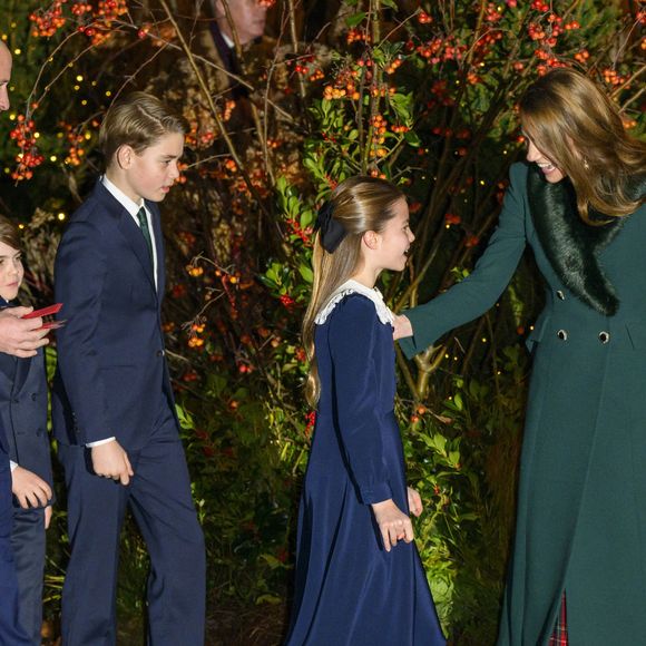 Le 6 déc. 2025, le Prince William (1ère G), Prince de Galles, et Catherine (1ère D), Princesse de Galles, arrivent avec leurs enfants le Prince Louis (2ème G), le Prince George (3ème G) et la Princesse Charlotte (2ème D) pour assister à la cinquième cérémonie annuelle de chants de Noël "Together At Christmas" à l'Abbaye de Westminster à Londres, en Grande-Bretagne, le 5 déc. 2025. Photo by Ray Tang/Xinhua/ABACAPRESS.COM