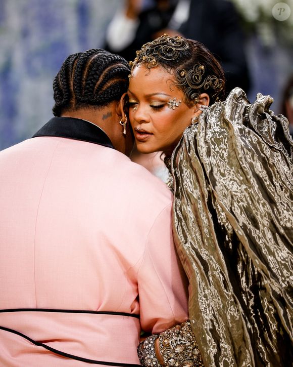 A$AP Rocky et Rihanna célébrant l'ouverture de l'exposition "Costume Art" qui s'est tenue au Metropolitan Museum of Art à New York City. Photo par Backgrid USA / Bestimage