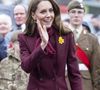 Boucles d’oreilles dorées, bague de fiançailles imposante et parapluie noir pour affronter la pluie.

Le Prince William, le Prince de Galles, et Catherine, la Princesse de Galles, visitent Powys, à l'occasion de la fête de la Saint Davids. Photo par GOFF  / BESTIMAGE