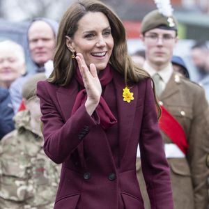 Boucles d’oreilles dorées, bague de fiançailles imposante et parapluie noir pour affronter la pluie.

Le Prince William, le Prince de Galles, et Catherine, la Princesse de Galles, visitent Powys, à l'occasion de la fête de la Saint Davids. Photo par GOFF  / BESTIMAGE