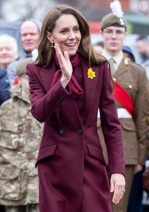 Boucles d’oreilles dorées, bague de fiançailles imposante et parapluie noir pour affronter la pluie.

Le Prince William, le Prince de Galles, et Catherine, la Princesse de Galles, visitent Powys, à l'occasion de la fête de la Saint Davids. Photo par GOFF  / BESTIMAGE