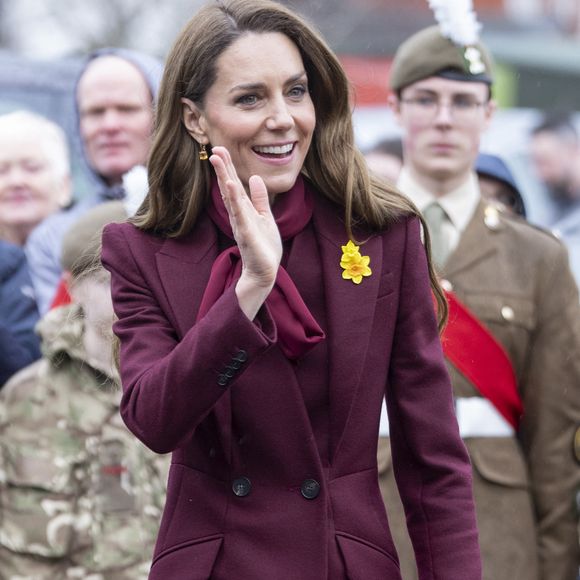 Boucles d’oreilles dorées, bague de fiançailles imposante et parapluie noir pour affronter la pluie.

Le Prince William, le Prince de Galles, et Catherine, la Princesse de Galles, visitent Powys, à l'occasion de la fête de la Saint Davids. Photo par GOFF  / BESTIMAGE