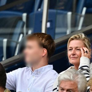L'animatrice phare de France 5, Anne-Elisabeth Lemoine était aussi présente avec l'un de ses garçons, fruit de son mariage avec Philippe Coelho

Anne-Elisabeth Lemoine - Célébrités dans les tribunes du match de football de Ligue 1 McDonald's opposant le  RC Lens au Paris Saint-Germain (PSG) (0-2) au Parc des Princes à Paris le 14 septembre 2025. © Christian Liewig/Bestimage