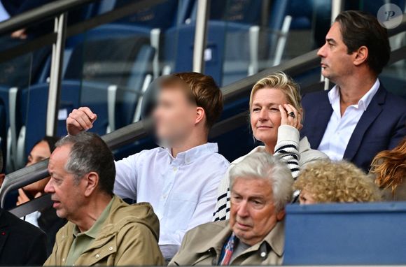 L'animatrice phare de France 5, Anne-Elisabeth Lemoine était aussi présente avec l'un de ses garçons, fruit de son mariage avec Philippe Coelho

Anne-Elisabeth Lemoine - Célébrités dans les tribunes du match de football de Ligue 1 McDonald's opposant le  RC Lens au Paris Saint-Germain (PSG) (0-2) au Parc des Princes à Paris le 14 septembre 2025. © Christian Liewig/Bestimage