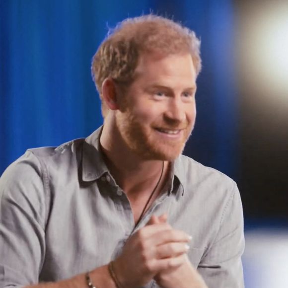 A ses 40 ans, l'ancien militaire aurait également touché 7 millions de livres sterling (8,2 millions d'euros) grâce à l'héritage laissé par son arrière-grand-mère Elizabeth Bowes-Lyon, baptisée reine mère', disparue à l'âge de 101 ans au début des années 2000.

Le prince Harry réalise une série d'interviews sur le thème de la santé mentale avec Chloe Kim, Adam M.Grant et Blu Mendoza dans le cadre d'un film promotionnel pour sa start-up caritative "Better Up". © JLPPA/Bestimage