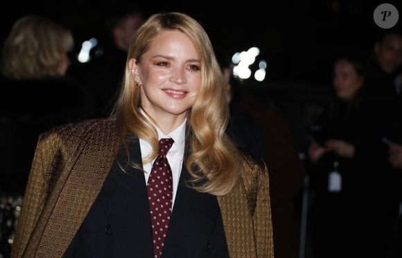 Virginie Efira - Photocall du "Le Grand Diner du Louvre" lors de la Fashion Week à Paris le 4 mars 2025.

© Denis Guignebourg / Bestimage