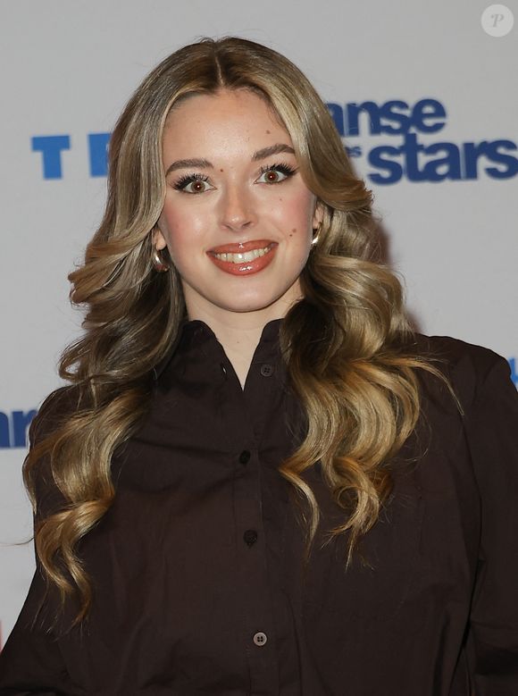 Enthousiaste mais stressée, elle confie être particulièrement angoissée par le jive.

Emma Broyon - Photocall de lancement de la saison 2026 de "Danse avec les stars" (DALS) au siège de TF1 à Boulogne-Billancourt le 18 décembre 2025. © Coadic Guirec/Bestimage