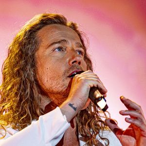 Julien Doré en concert au festival du Printemps de Pérouges au Château de Saint-Maurice-de-Rémens (01) le 25 juin 2025. © Sandrine Thesillat / PsNewZ / Bestimage