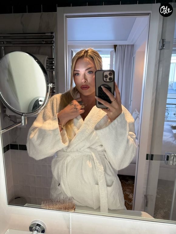 Kelly Vedovelli est enceinte de jumeaux.