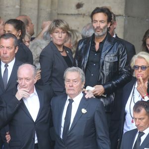 Pascal Desprez, Alain Delon, Anthony Delon, Véronique de Villèle, Yves Dahan - Sorties des obsèques de Mireille Darc en l'église Saint-Sulpice à Paris. Le 1er septembre 2017. © Agence / Bestimage