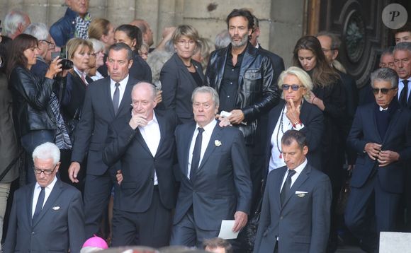 Pascal Desprez, Alain Delon, Anthony Delon, Véronique de Villèle, Yves Dahan - Sorties des obsèques de Mireille Darc en l'église Saint-Sulpice à Paris. Le 1er septembre 2017. © Agence / Bestimage