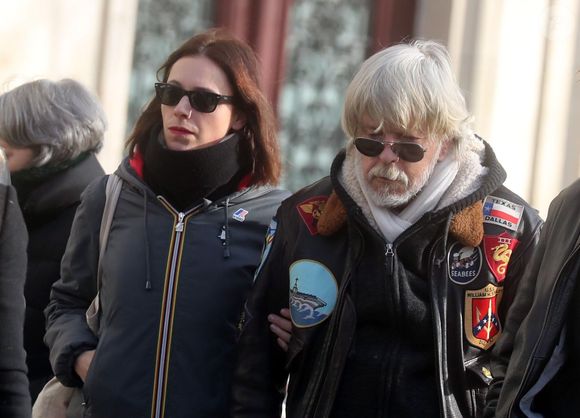 Lolita Séchan et son père le chanteur Renaud - Obsèques de Thierry Séchan frère du chanteur Renaud) au cimetière du Montparnasse à Paris le 16 janvier 2019. (Agence /Bestimage).